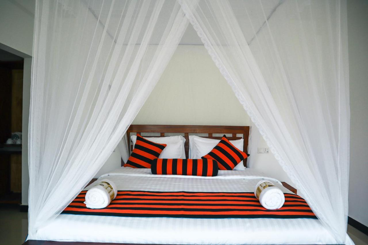 Duet Hearts Bed & Breakfast เอลลา ภายนอก รูปภาพ