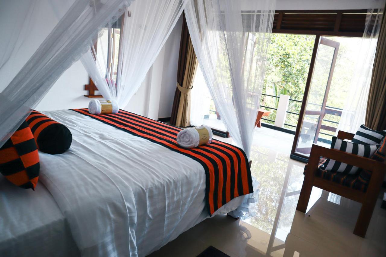 Duet Hearts Bed & Breakfast เอลลา ภายนอก รูปภาพ